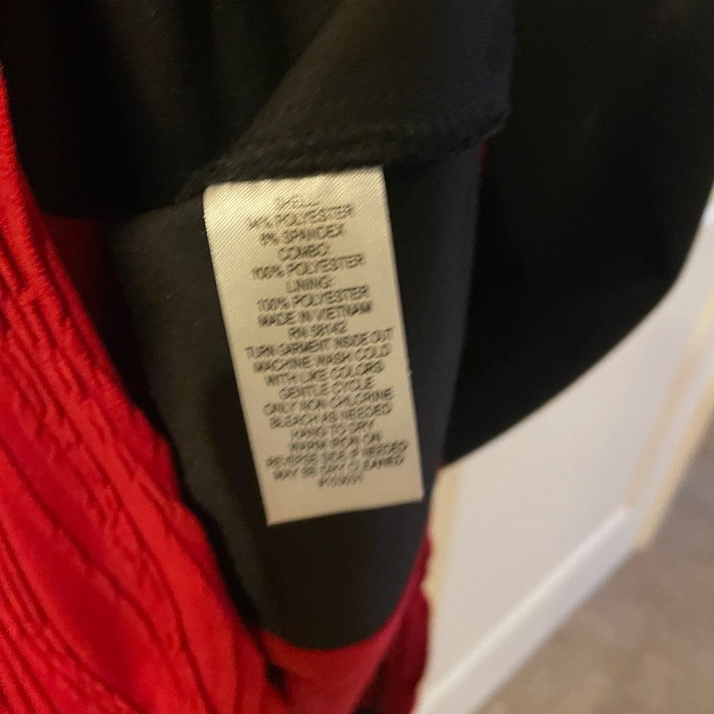 Super slenderizing size 12 dress. Beautiful red/black combo. Loved this dress ! - Picture 3 of 5